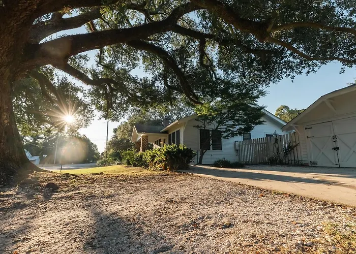 Gulf Coast Craftsman - Cozy, Charming & Central!