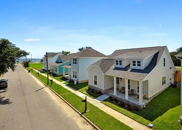 Luxury Home Walkable To The Beach